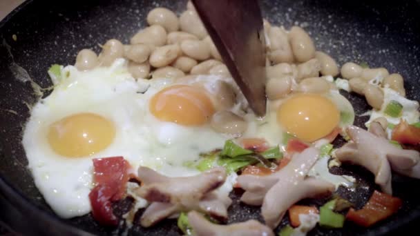 Angielskie Śniadanie Przygotowanie Smażonych Jaj Patelni Jaja Smażone Fasolą Kiełbasą — Wideo stockowe