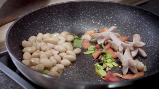 Pequeno Almoço Inglês Preparação Ovos Fritos Ovos Frigideira Com Feijão — Vídeo de Stock