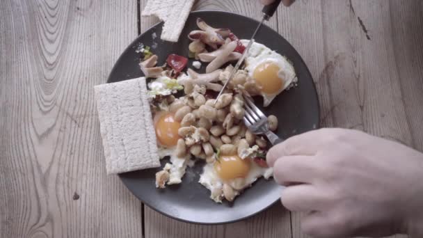 Engelsk Frukost Tallrik Äter Frukost Slow Motion Video Selektivt Fokus — Stockvideo