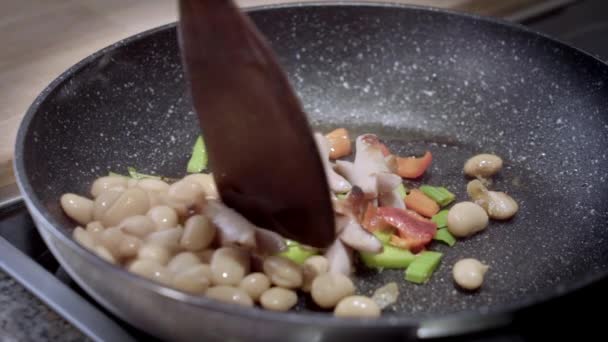 Przygotowanie Żywności Pan Kiełbaskami Papryką Porami Gotowanie Śniadania Patelni Wysokiej — Wideo stockowe