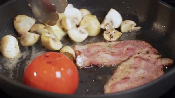 Smażenie Śniadania Patelni Pomidorami Bekonem Chlebem Widok Góry Film Zwolnionym — Wideo stockowe