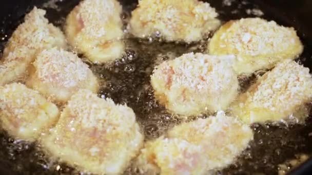 Przygotowanie Żywności Przygotowanie Nuggetsów Kurczaka Frytkownicy Proces Smażenia Kurczaka Wrzącym — Wideo stockowe