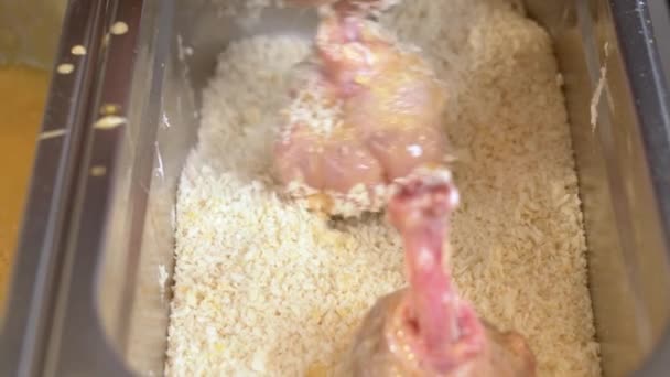 닭고기 만들어 튀기기 준비를 부스러기에 닭고기 조각을 클로즈업 선택적 — 비디오