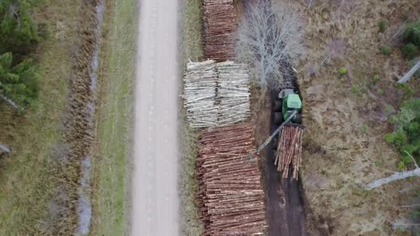 空中射击 拖拉机把木树放在货架上 林地的工作过程 美丽的林地库存 — 图库视频影像