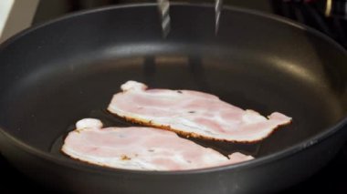 Tavada Kızarmış Pastırma Dilimleri. Lezzetli Kırmızı İnce Smokey Pastırması Çıtır Parçalar.