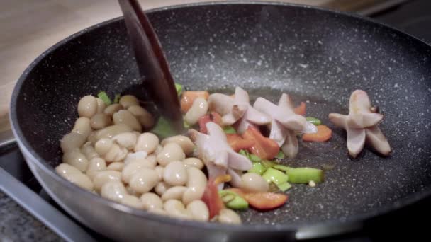 Προετοιμασία Φαγητού Τηγάνι Λουκάνικα Πιπεριές Και Πράσα Μαγειρεύω Πρωινό Τηγάνι — Αρχείο Βίντεο