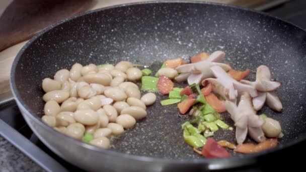 Приготування Їжі Перекусити Сосисками Перцем Цибулею Порей Готуємо Сніданок Сковороді — стокове відео