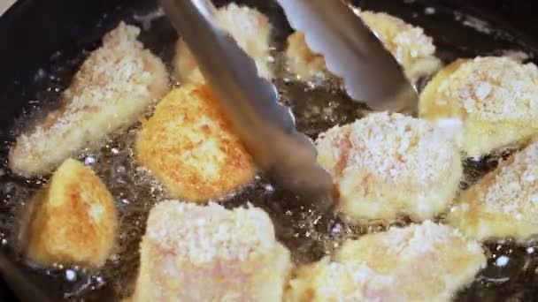 Preparación Alimentos Preparación Nuggets Pollo Freidora Proceso Freír Pollo Aceite — Vídeo de stock