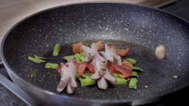 准备食物 锅里有香肠 辣椒和鳗鱼 把早餐放在锅里煮 优质Fullhd影片 — 图库视频影像