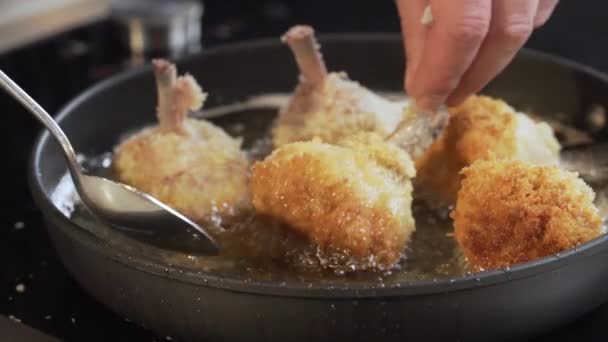 フライパンで油で揚げた鶏 撃たれたぞ 家庭でおいしいフライドチキンを揚げます 選択的フォーカス スローモーションビデオ 高品質のフルHd映像 — ストック動画