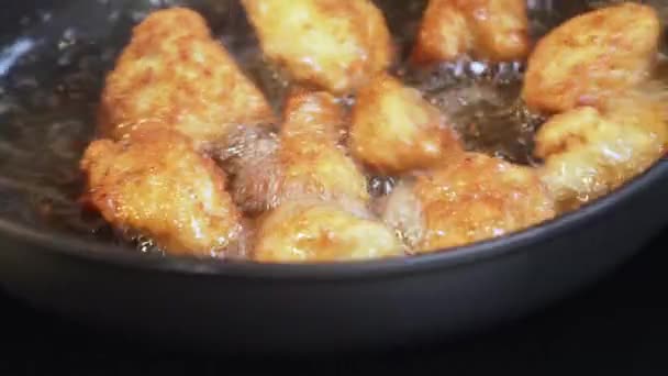 Yemek Hazırlama Kızartma Makinesinde Tavuk Nugget Hazırlığı Kızarmış Tavuğu Kızgın — Stok video