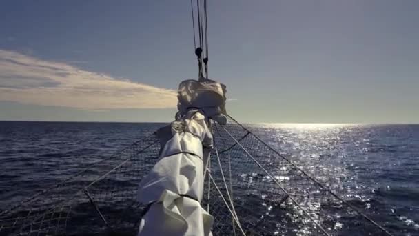 Áthajózunk Hullámokon Vitorlázok Vitorlás Hajó Tengeren Kilátás Fedélzetről Prores Felvételek — Stock videók
