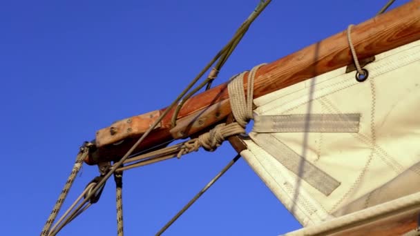 Vintage Jachthouten Mast Zicht Omhoog Touwen Kabels Bevestigingsmiddelen Blauwe Lucht — Stockvideo