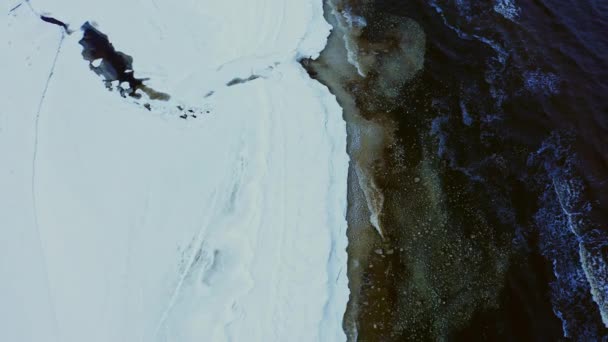 冬季从鸟瞰鸟瞰波罗的海的空中景观 多雪的海滩 — 图库视频影像
