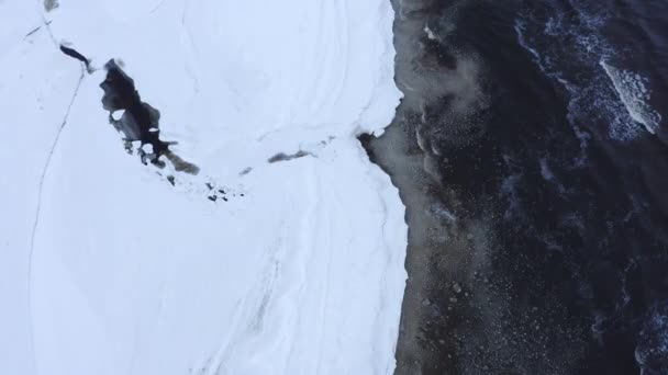 鳥の目から冬の間のバルト海の空中ビュー 雪のビーチ — ストック動画