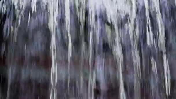 Mała Rzeka Zimie Mały Wodospad Śniegiem Tle Wiosną Topnieje Woda — Wideo stockowe