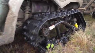 Bataklık koşullarında çalışmak için özel hafif orman makineleri. Dörtlü bisiklet bataklıkta hafif sürüş için uyarlandı. Karavan dallarla dolu. Yüksek kalite 4k görüntü