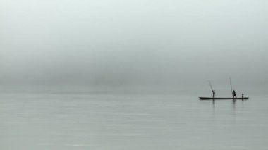 Sabahın erken saatlerinde Rio Napo, Ekvador 'da sis vardı. Yerel çocuklar Rio Napo 'da tekne turuna çıkıyorlar. Yüksek kaliteli FullHD görüntüler.