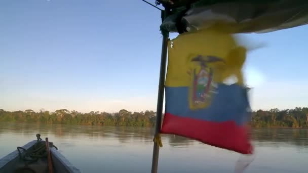 Ein Boot Treibt Den Rio Napo Ecuador Hinunter Der Stadt — Stockvideo