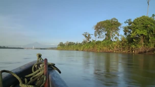 Ein Boot Treibt Den Rio Napo Ecuador Hinunter Der Stadt — Stockvideo
