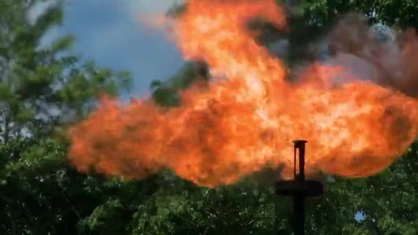 Vlammen Van Gevaarlijke Gassen Het Olieveld Industriële Verbranding Van Geassocieerd — Stockvideo