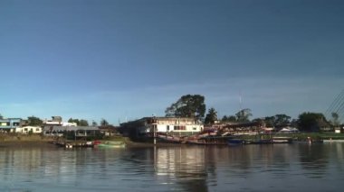Güney Amerika 'da El Coca olarak da bilinen Puerto Francisco de Orellana kasabasında Rio Napo, Ekvador' da bir tekne yüzer. Yüksek kaliteli FullHD görüntüler