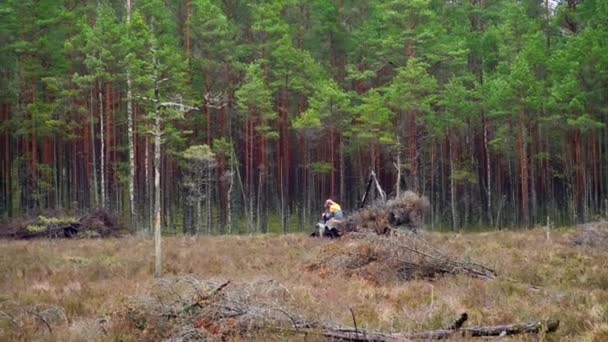 Trabalhador Florestal Roupas Especializadas Com Passeio Quadriciclo Pelo Pântano Trabalhando — Vídeo de Stock