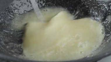 Tatlı bir yemek yapmak için yumurta ve şeker çırpıyorum. Krep hamuru hazırlanıyor. Yüksek kalite 4k görüntü