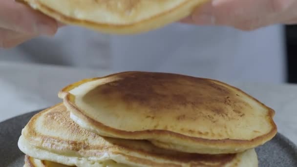 Der Koch Macht Aus Den Dicken Amerikanischen Pfannkuchen Einen Turm — Stockvideo