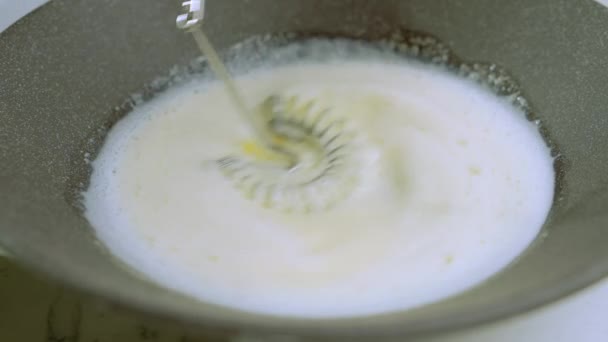 Příprava Těsta Palačinky Kuchař Smíchá Tmavé Misce Vejce Cukr Mléko — Stock video