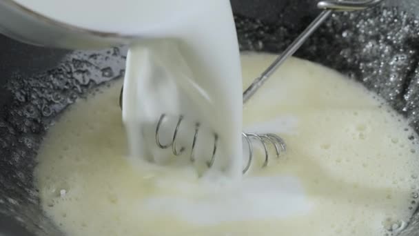 Kocken Tillsätter Mjölk Till Stekt Ägg Med Socker Beredning Söt — Stockvideo