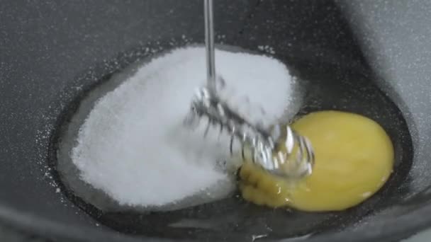 Processo Cottura Preparazione Dell Impasto Ciotola Grigio Scuro Con Zucchero — Video Stock