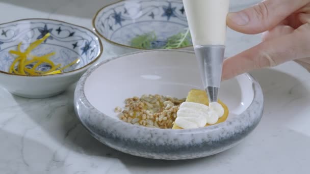 Tatlıyı Hazırlıyorum Tatlı Yemek Süslemesi Pasta Şefi Kremayı Bir Koni — Stok video