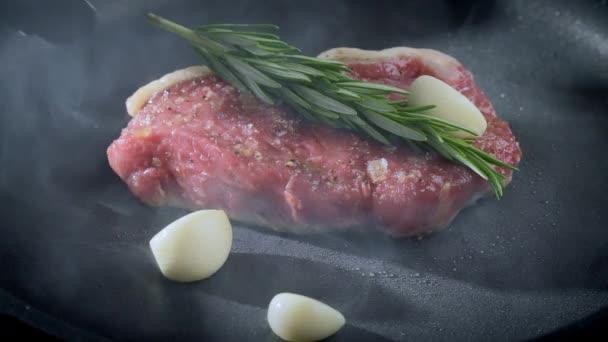 Steaket Főzök Séf Főz Egy Steak Egy Serpenyőben Fokhagymával Rozmaringgal — Stock videók