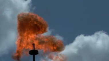 Petrol sahasında tehlikeli gazlar patlıyor. Ekvador 'daki Amazon Yağmur Ormanı' nda Endüstriyel Yanma. Güney Amerika 'da petrol çıkarma endüstrisi. Yüksek kaliteli FullHD görüntüler