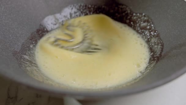 Кухар Додає Молоко Щоб Збити Яйце Цукром Приготування Солодкої Їжі — стокове відео