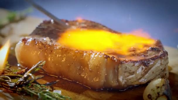 Cozinheiro Aquece Bife Uma Placa Madeira Com Queimador Gás Cozinhar — Vídeo de Stock