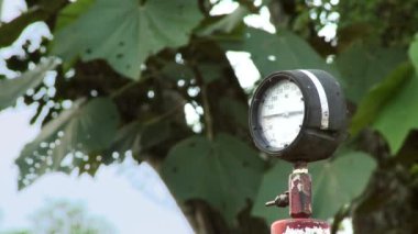 Güney Amerika, Ekvador 'daki Amazon yağmur ormanlarında petrol ve gaz üretimi. Petrol üretim ekipmanlarının ölçüm cihazına yakın çekim. Yüksek kaliteli FullHD görüntüler