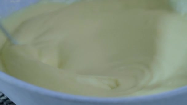 ミルク バター 砂糖を混ぜる おいしいレシピケインディング生地 ホーム 調理パンケーキベーカリーの準備 生地を混ぜた卵を混ぜる 高品質の4K映像 — ストック動画
