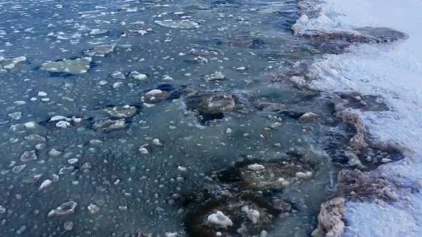 冬季早晨 天空中冰雪覆盖 冻结了波罗的海 冰冷的波罗的海上的浮冰 高质量的4K镜头 — 图库视频影像