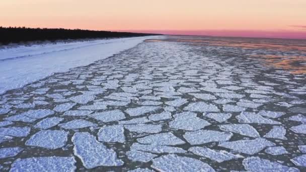 冬季美丽的波罗的海风景的空中景观 冰封波罗的海 冬季阳光明媚的日子里 冰封的波罗的海沿岸的浮冰带着粉红的天空 高质量的4K镜头 — 图库视频影像