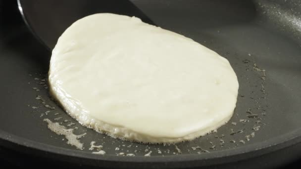 厨师用铲子把煎饼倒在锅里 在家里烤煎饼 一个美国式的煎饼是用黑锅烤的 4K慢镜头 100Fps 高质量的镜头 — 图库视频影像