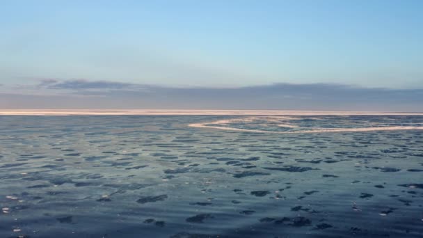 冬季美丽的波罗的海风景的空中景观 冰封波罗的海 冬季阳光明媚的日子 冰封波罗的海沿岸的浮冰块 高质量的4K镜头 — 图库视频影像