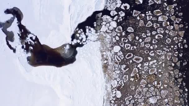 冬季从鸟瞰的角度从空中俯瞰波罗的海 从上往下看这条河流入波罗的海 海滨浮着一片片冰 欧洲的天性高质量的4K镜头 — 图库视频影像