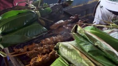 Ekvador 'da, El Coca olarak da bilinen Puerto Francisco de Orellana' da sokak yemekleri. Muz yapraklarına sarılı Tilapia balığı satılık..