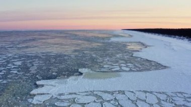 Kışın güzel Baltık Denizi manzarası. Donmuş Baltık Denizi, donmuş Baltık Denizi kıyısında kayan buz blokları, güneşli kış günlerinde. Yüksek kalite 4k görüntü