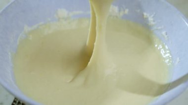 Süt, tereyağı, yumurta ve şeker çırpma. Yapıyorum. Lezzetli Yemek Tarifi Çömlek Hamuru. Ev yapımı krep fırını hazırlığı. Karışık Çırpılmış Yumurta. Yüksek kalite 4k görüntü