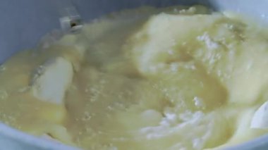 Süt, tereyağı, yumurta ve şeker çırpma. Yapıyorum. Lezzetli Yemek Tarifi Çömlek Hamuru. Ev yapımı krep fırını hazırlığı. Karışık Çırpılmış Yumurta. Mutfakta çalış. Yüksek kalite 4k görüntü.