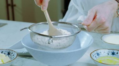 Elle un eleme aşçısı. Pişirme, pişirme, pasta konsepti. Krep hamuru hazırlanıyor. Mutfakta çalış. Yavaş çekim 4k video.