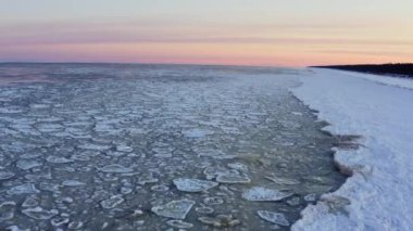 Kışın Baltık Denizi manzarası. Donmuş Baltık Denizi, donmuş Baltık Denizi kıyısında kayan buz blokları.